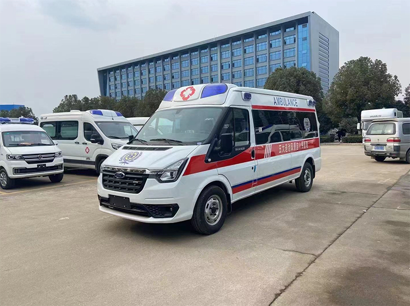 福特V348長(zhǎng)軸中頂監(jiān)護(hù)救護(hù)車