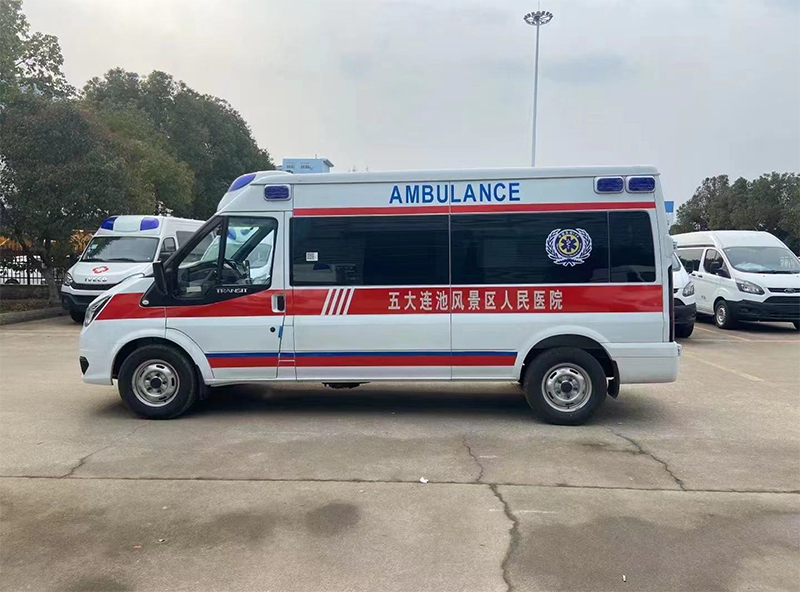 福特V348長(zhǎng)軸中頂轉(zhuǎn)運(yùn)救護(hù)車(chē)