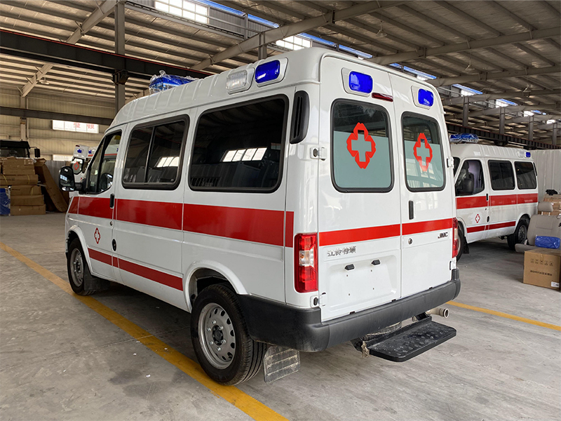 江鈴特順短軸轉(zhuǎn)運(yùn)型救護(hù)車
