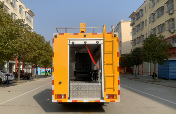 五十鈴雙排帶吊1200方排水救險車