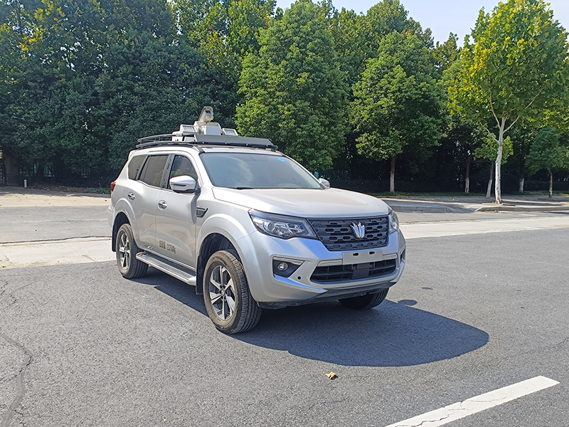 日產(chǎn)帕拉丁指揮車